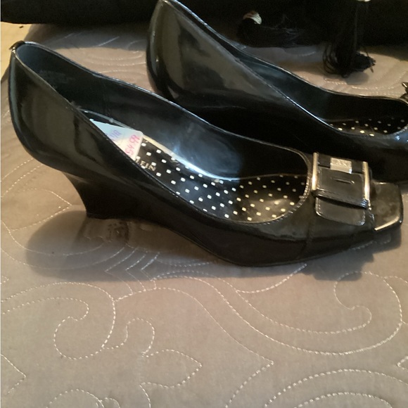 Anne Klein ladies Bevin black patent leather with wedge heels, size 8.5 - Picture 3 of 7